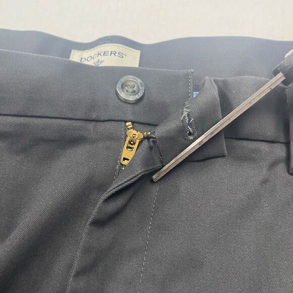 DOCKERS Men’s Gray Signature Khaki Relaxed Fit Pleated Pants Size W 44 L 30 - Picture 8 of 12